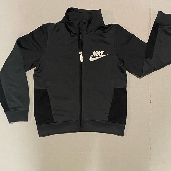 Boys 4/xs Nike zip up jacket. - Picture 1 of 5